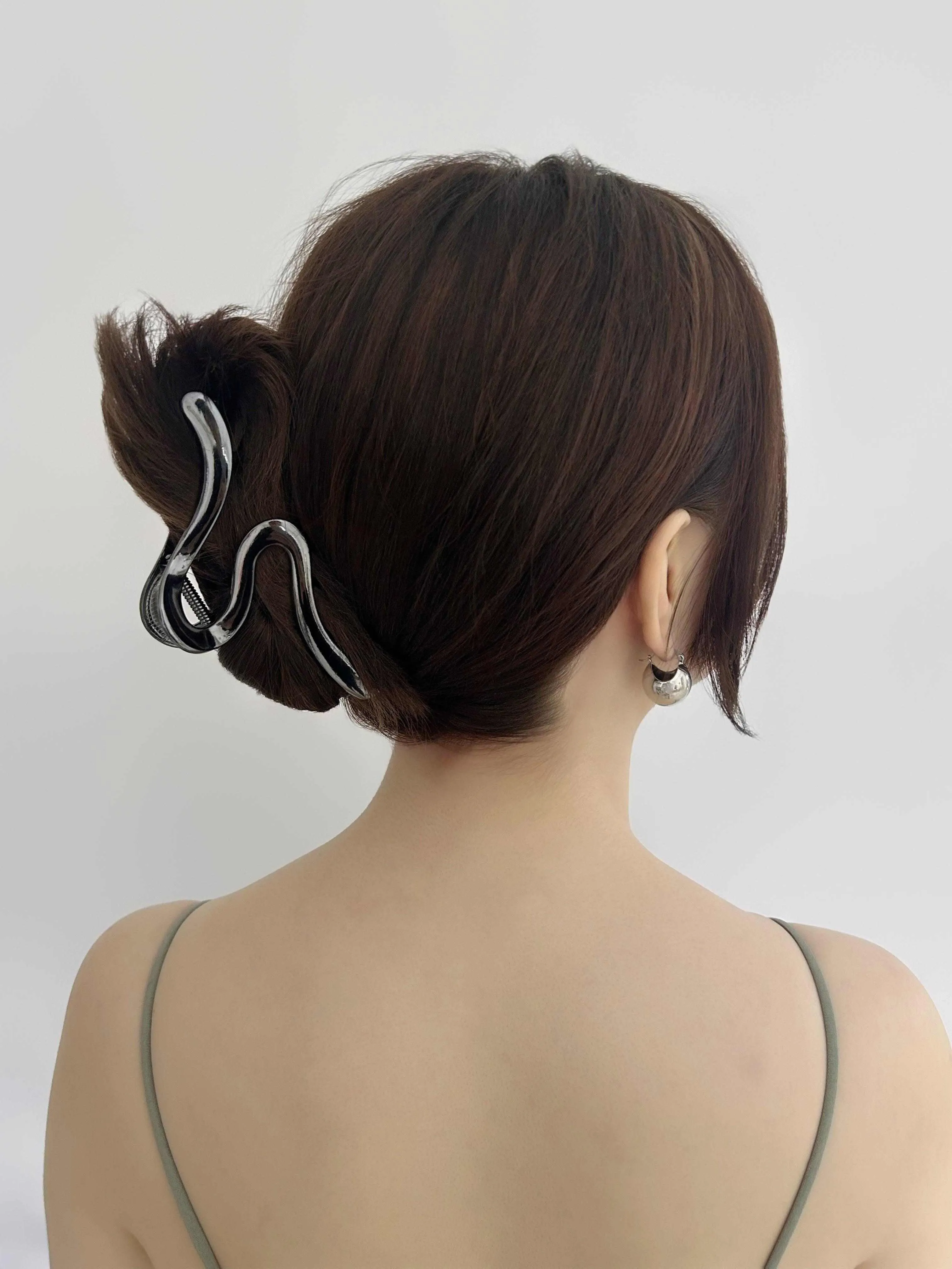 Sleek Metallic Wave Hair Claw Clip