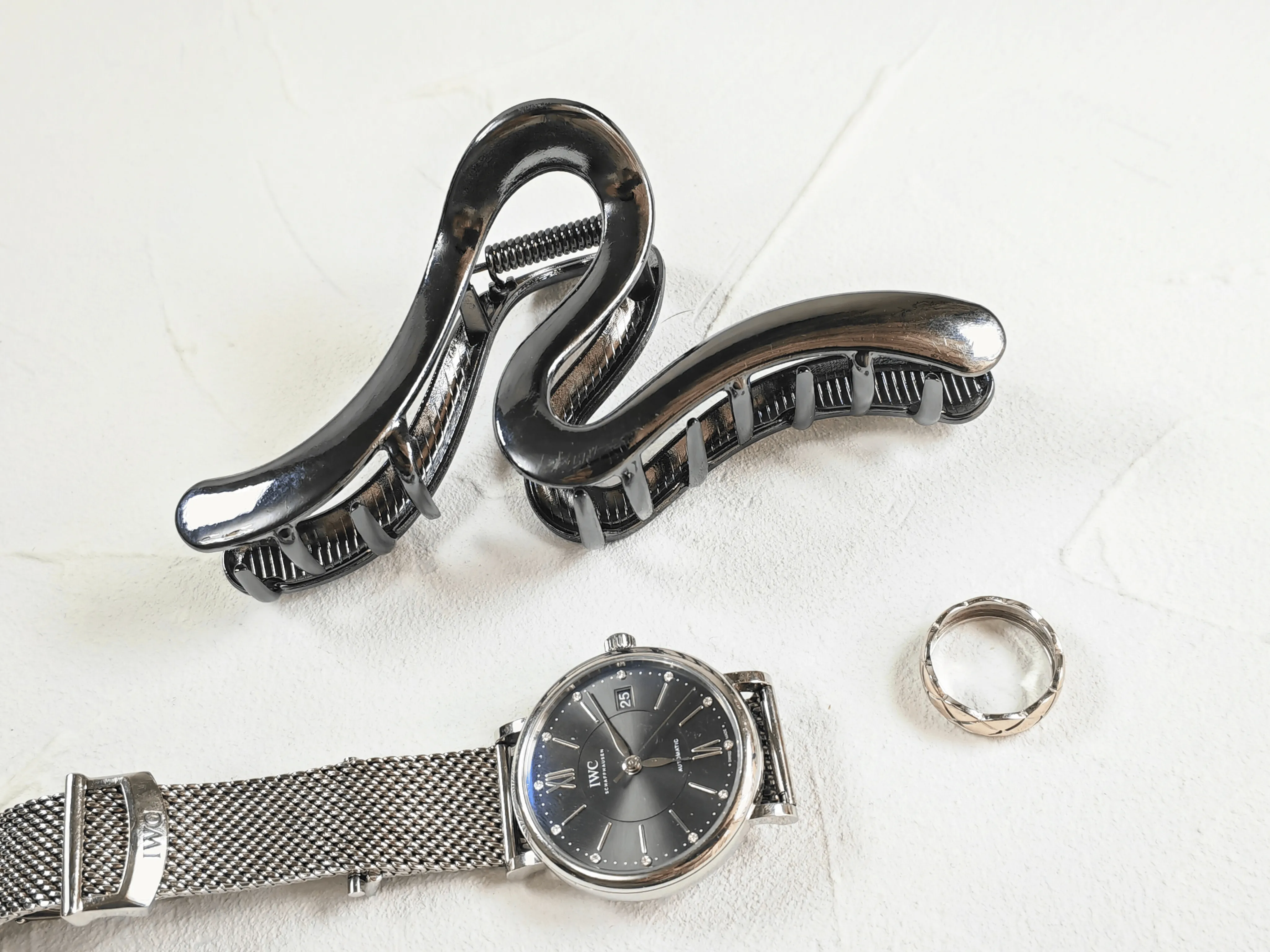 Sleek Metallic Wave Hair Claw Clip